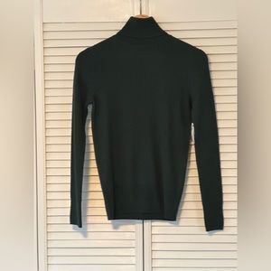 Saks Fifth Avenue - New with tags, Green turtleneck, XS